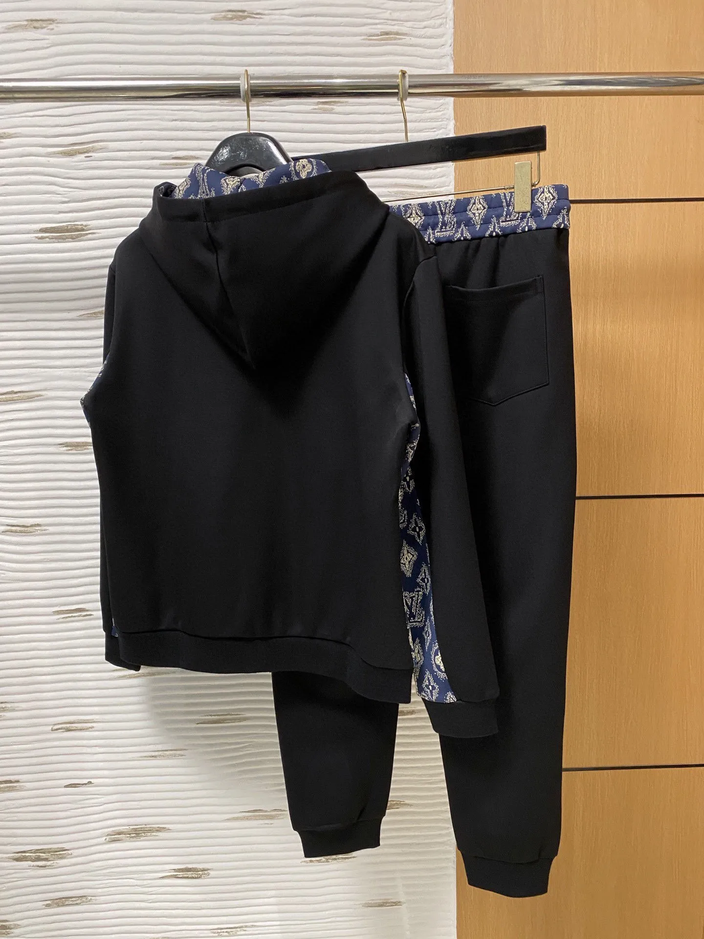 🅿️720 LV hot-selling suit is coming. Focus on the original version of the official website. 2025 new hot-selling cardigan suit. The original order is the best. 🇭🇰The meticulous work of top designers. It has a fitting and perfect upper body effect. All-natural high-quality Tencel Roman cotton 100%, close-fitting comfort, noble and elegant! Original hardware embodies elegance and nobility! Counter size: M-3XL (maximum wear up to 190 pounds)